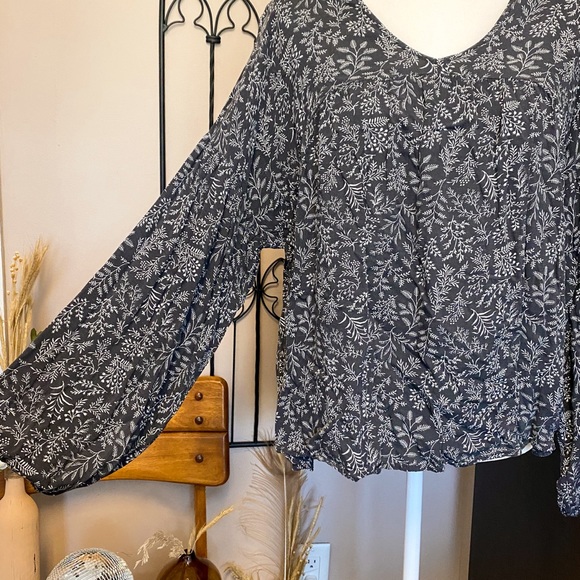 Old Navy XL Bell Sleeved Shirt! - Picture 2 of 4